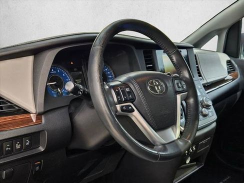 Used 2015 Toyota Sienna Limited image 7