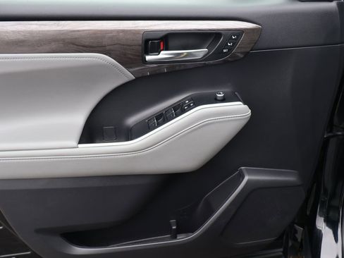 Used 2022 Toyota Highlander Limited image 20
