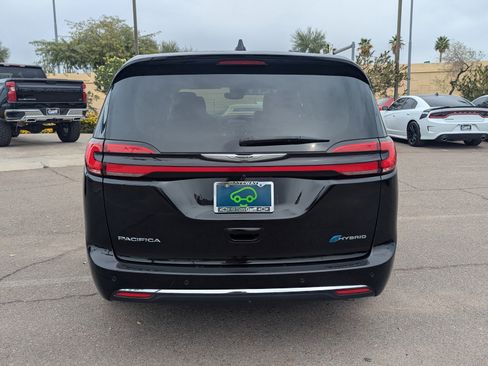 Used 2024 Chrysler Pacifica Select image 4
