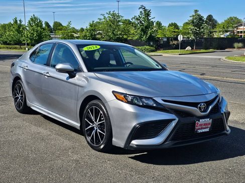 Used 2024 Toyota Camry SE FWD image 3