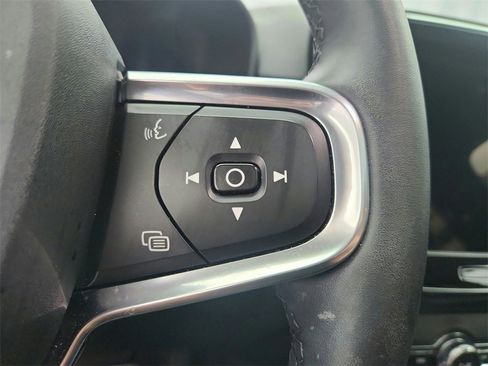 Used 2023 Volvo XC40 B5 Plus image 36