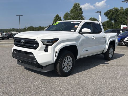 Certified 2025 Toyota Tacoma SR5 AWD/4WD image 3