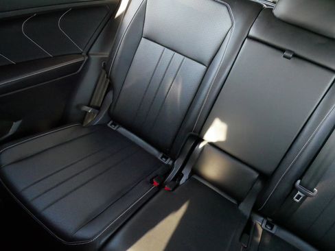 Used 2023 Volkswagen Tiguan SE AWD/4WD image 12