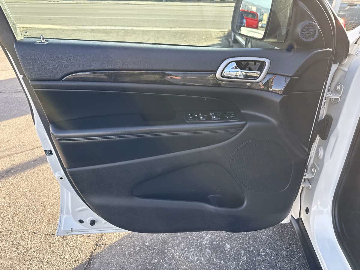 Used 2012 Jeep Grand Cherokee Laredo w/ Laredo E Group AWD/4WD image 12