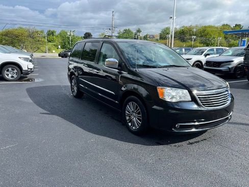 Used 2014 Chrysler Town & Country Touring-L w/ Driver Convenience Group FWD image 1