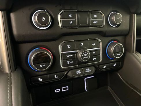 Used 2024 Chevrolet Suburban LT image 39