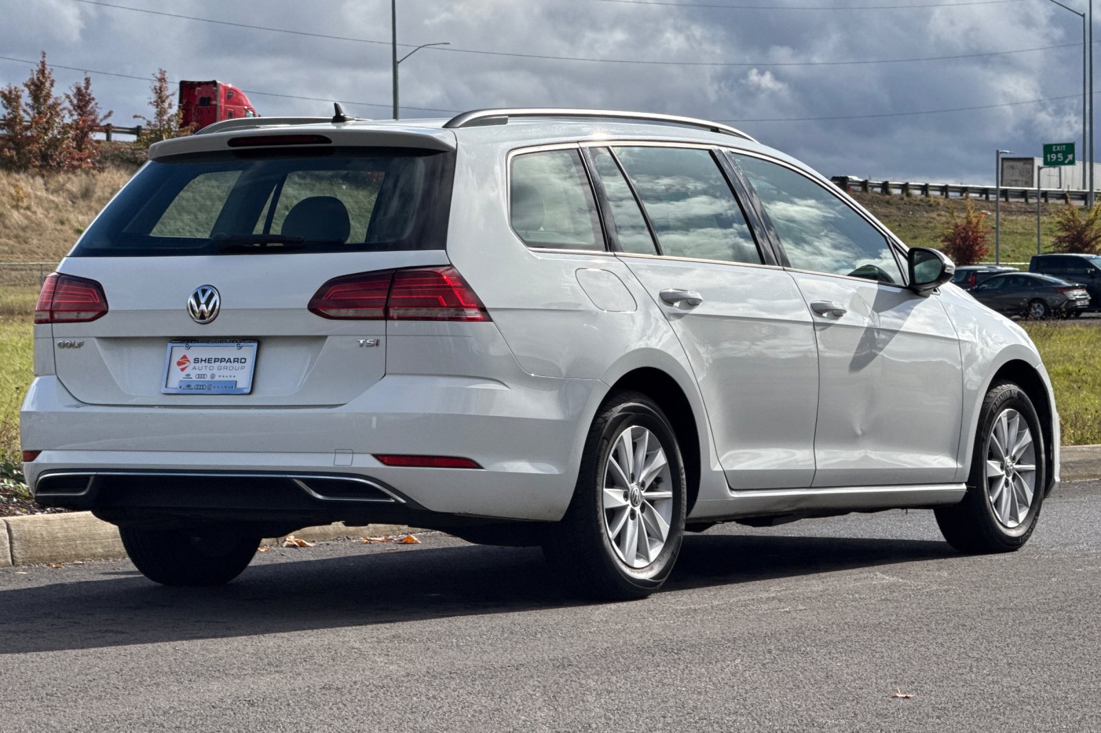 Used 2018 Volkswagen Golf S FWD image 3