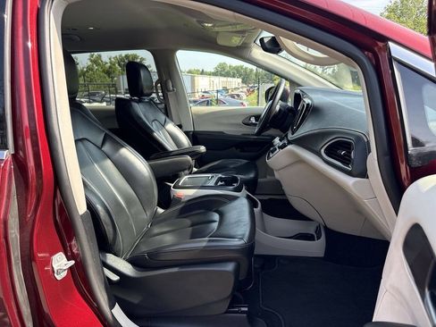 Used 2023 Chrysler Pacifica Touring-L image 24