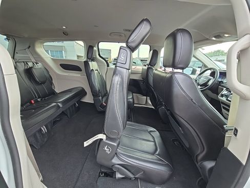 Used 2023 Chrysler Pacifica Touring-L FWD image 38