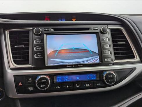 Used 2019 Toyota Highlander SE image 24