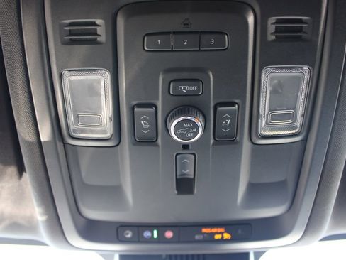 Used 2023 Chevrolet Suburban Premier image 39