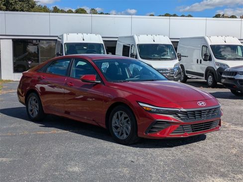 Used 2024 Hyundai Elantra SEL image 2