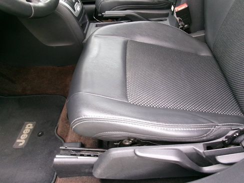 Used 2014 Jeep Compass Latitude w/ Sun/Sound Group image 14