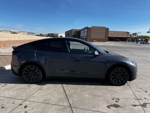 Used 2023 Tesla Model Y Performance image 3