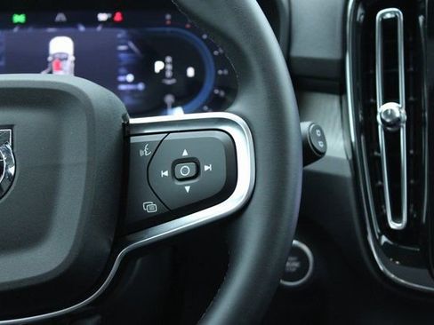 Used 2025 Volvo XC40 B5 Plus image 27