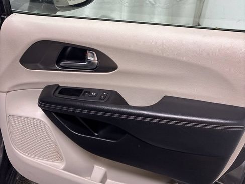 Used 2022 Chrysler Pacifica Touring-L FWD image 32