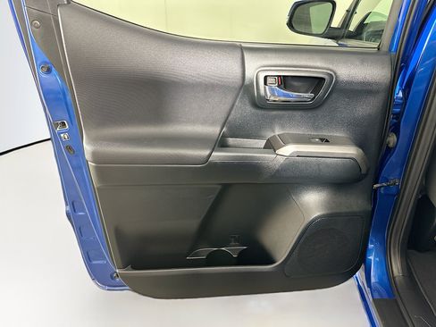 Used 2017 Toyota Tacoma TRD Sport RWD image 25