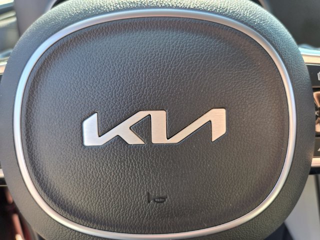Used 2024 Kia Carnival LX FWD image 32