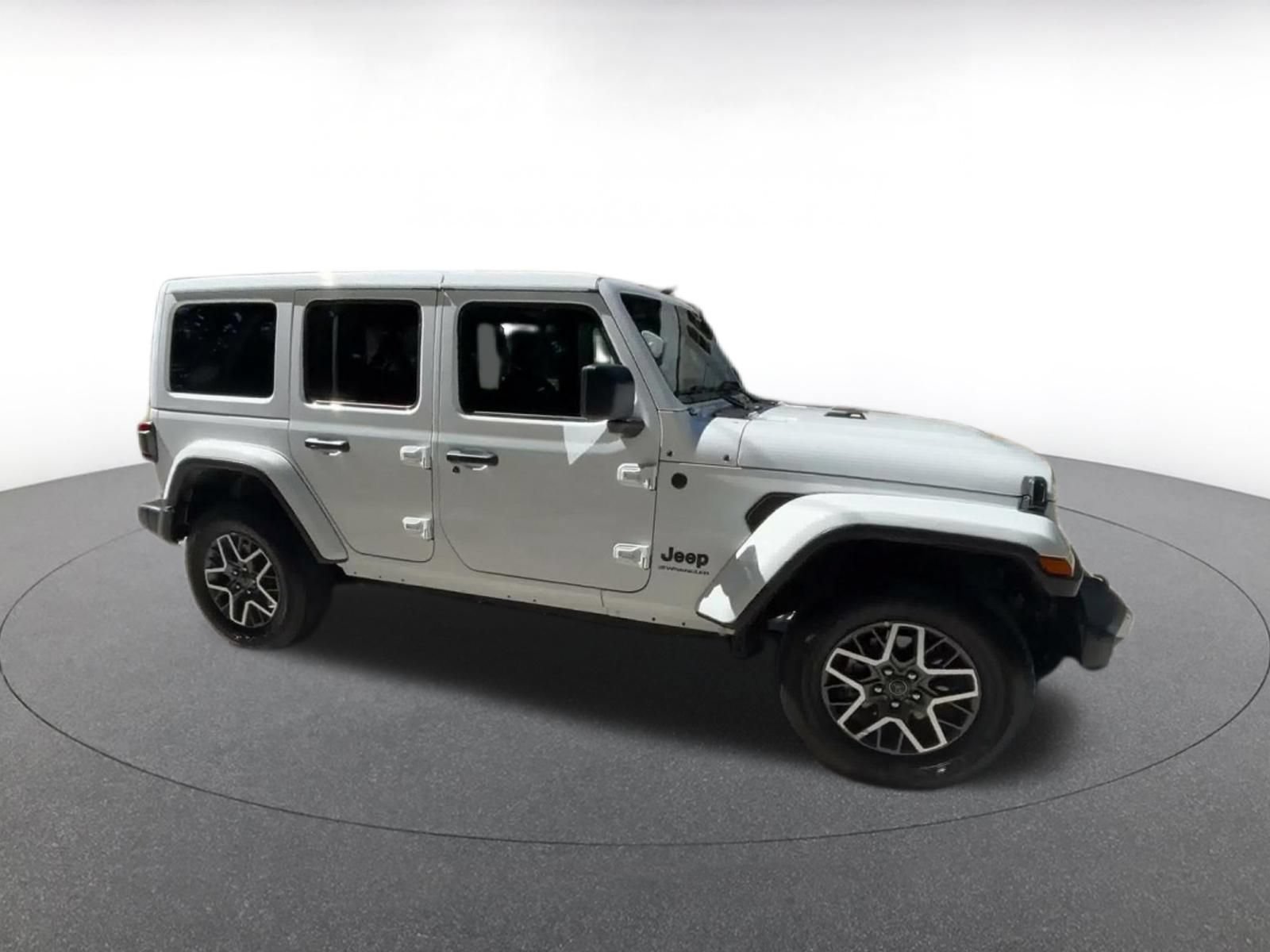 Used 2025 Jeep Wrangler Unlimited Sahara AWD/4WD image 2