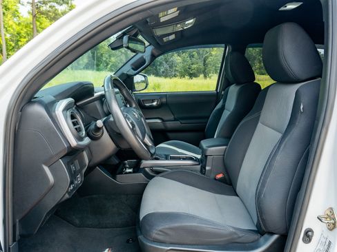 Used 2020 Toyota Tacoma TRD Sport w/ Technology Package AWD/4WD image 11
