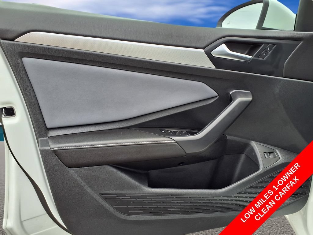 Used 2025 Volkswagen Jetta SE w/ Sunroof Package FWD image 23