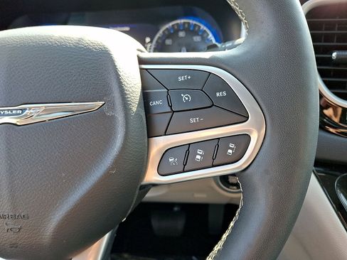 Used 2024 Chrysler Pacifica Touring-L FWD image 18