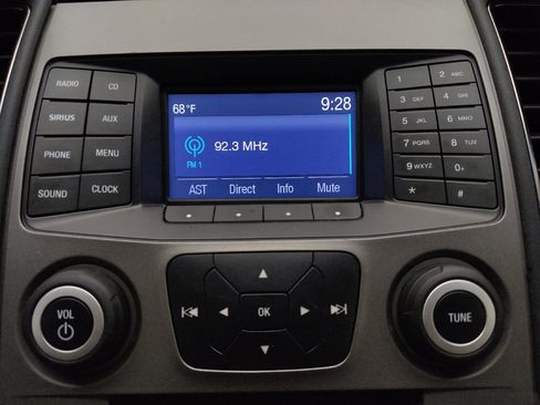 Used 2016 Ford Taurus SE FWD image 25