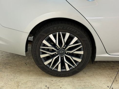 Used 2025 Nissan Altima 2.5 SV FWD image 13