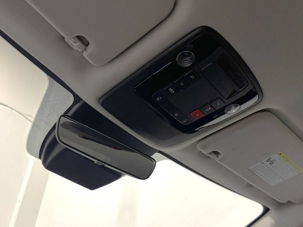 Used 2025 Kia Carnival FWD image 31