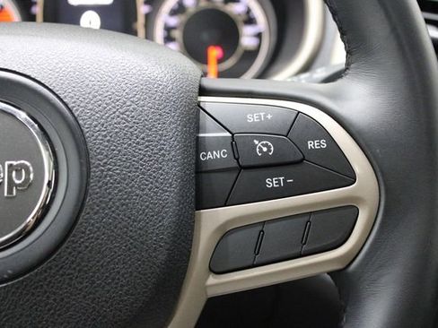 Used 2017 Jeep Cherokee Latitude w/ Comfort/Convenience Group image 20