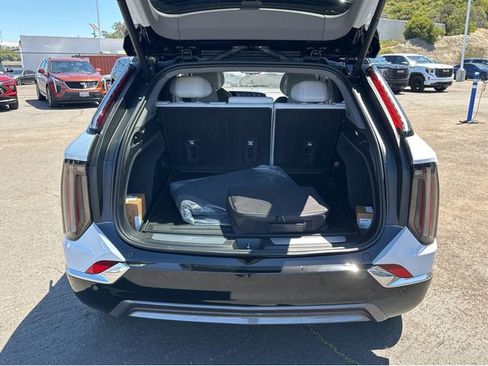 New 2026 Cadillac Optiq Luxury 1 image 31