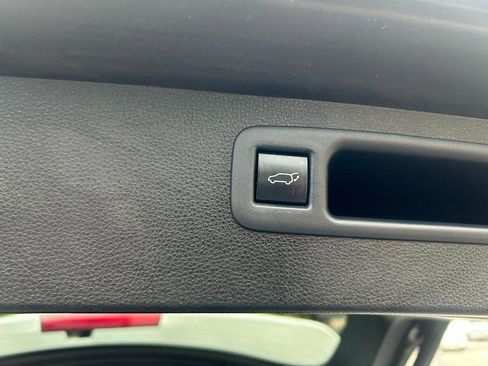 Used 2020 Toyota Highlander Limited image 21