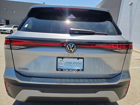 Certified 2025 Volkswagen Tiguan SE w/ Panoramic Sunroof Package AWD/4WD image 12