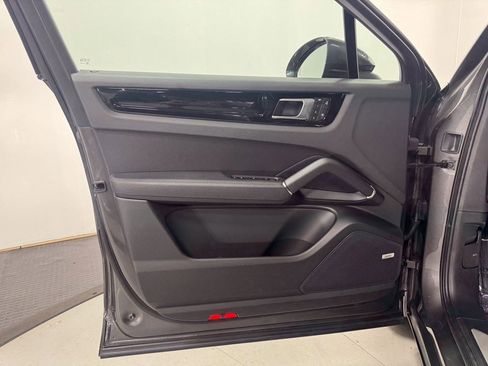 Used 2023 Porsche Cayenne Base image 5