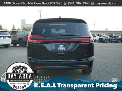 New 2026 Chrysler Pacifica Select w/ S Appearance Package