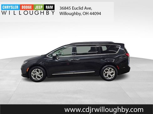 Used 2023 Chrysler Pacifica Limited FWD image 5