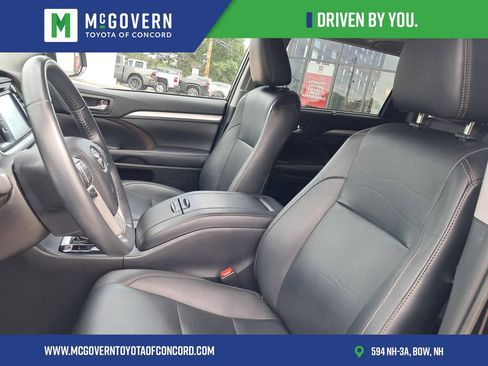 Used 2019 Toyota Highlander XLE w/ Carpet Mat Package (TMS) AWD/4WD image 13