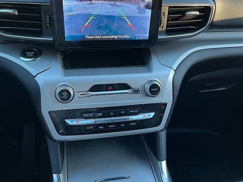 Used 2022 Ford Explorer XLT w/ Equipment Group 202A image 10