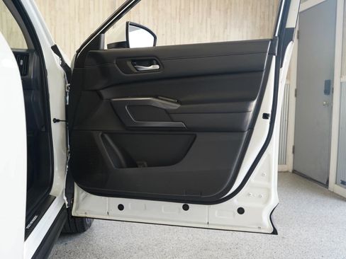 Used 2023 Nissan Pathfinder SL w/ Lighting Package (N92) FWD image 33