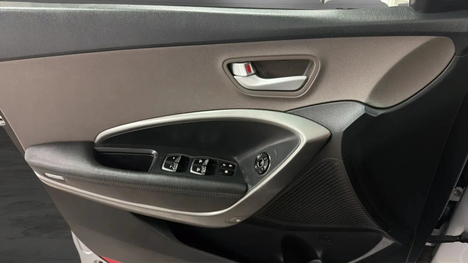 Used 2017 Hyundai Santa Fe SE FWD image 16