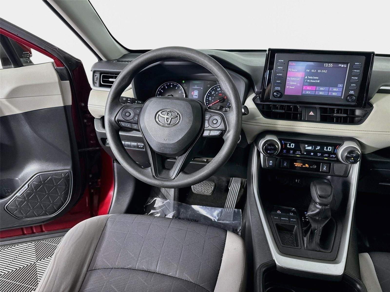 Used 2019 Toyota RAV4 XLE w/ Convenience Package FWD image 23