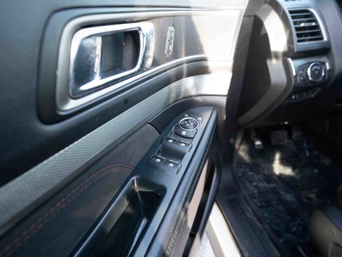 Used 2018 Ford Explorer XLT w/ Equipment Group 202A image 7