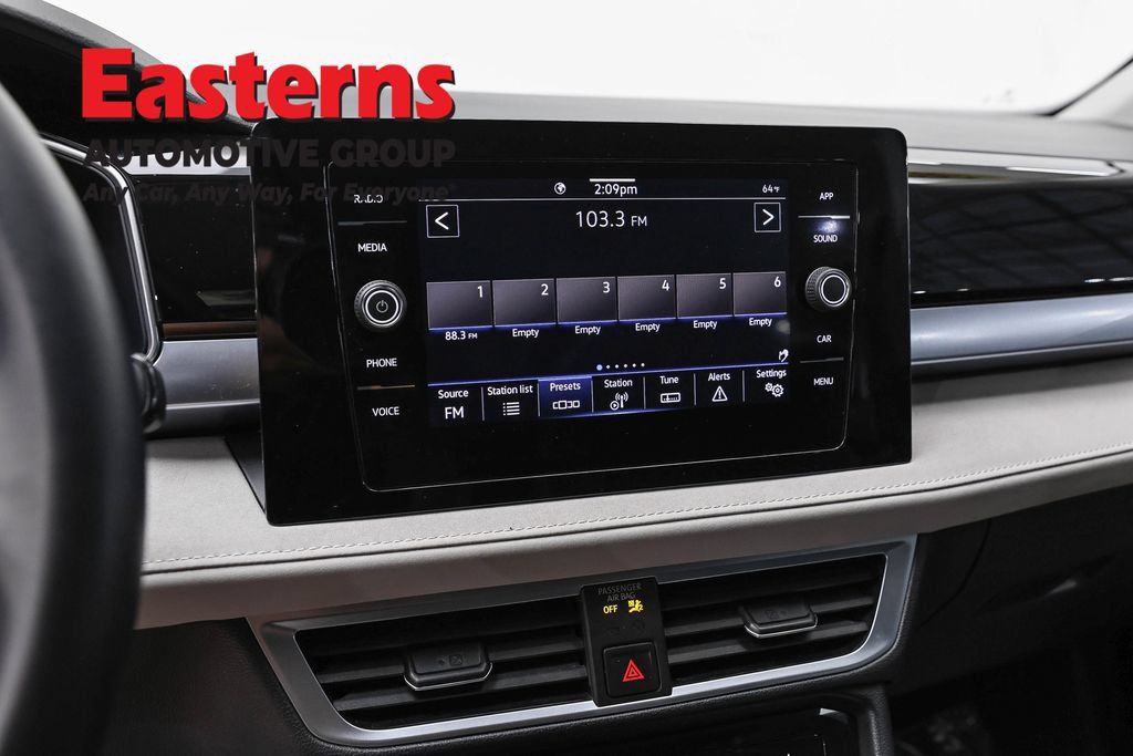 Used 2025 Volkswagen Taos SE FWD image 18