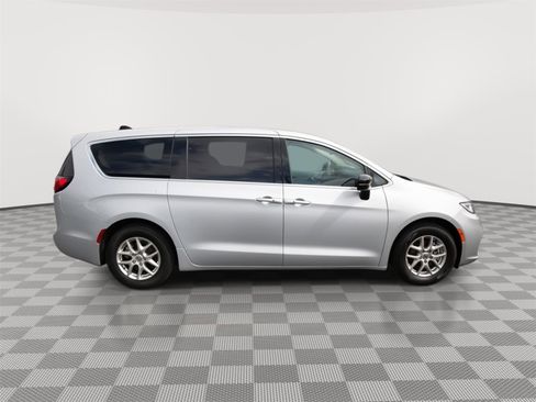 Used 2024 Chrysler Pacifica Touring-L FWD image 4
