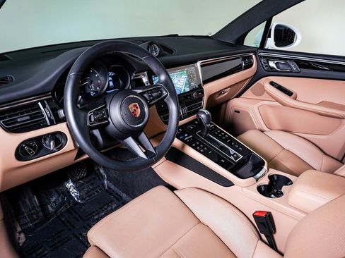 Certified 2025 Porsche Macan image 4