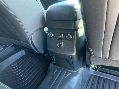 Used 2018 Ford Explorer XLT image 33