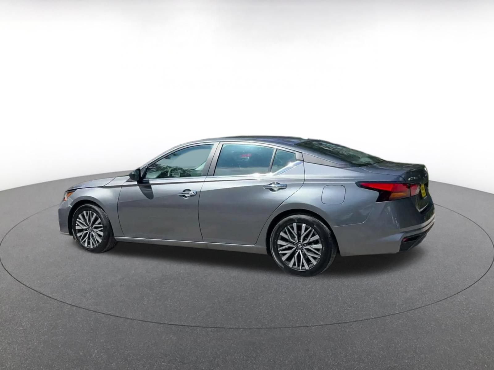 Used 2025 Nissan Altima 2.5 SV FWD image 9