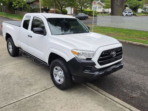 Used 2016 Toyota Tacoma SR image 3