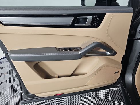 Used 2020 Porsche Cayenne Turbo image 11