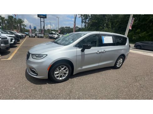 Used 2024 Chrysler Pacifica Touring-L FWD image 6
